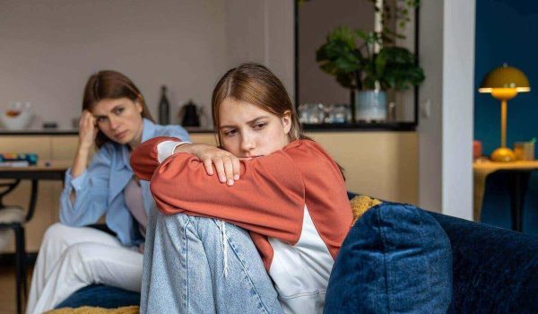 فاصله گرفتن نوجوان از والدین